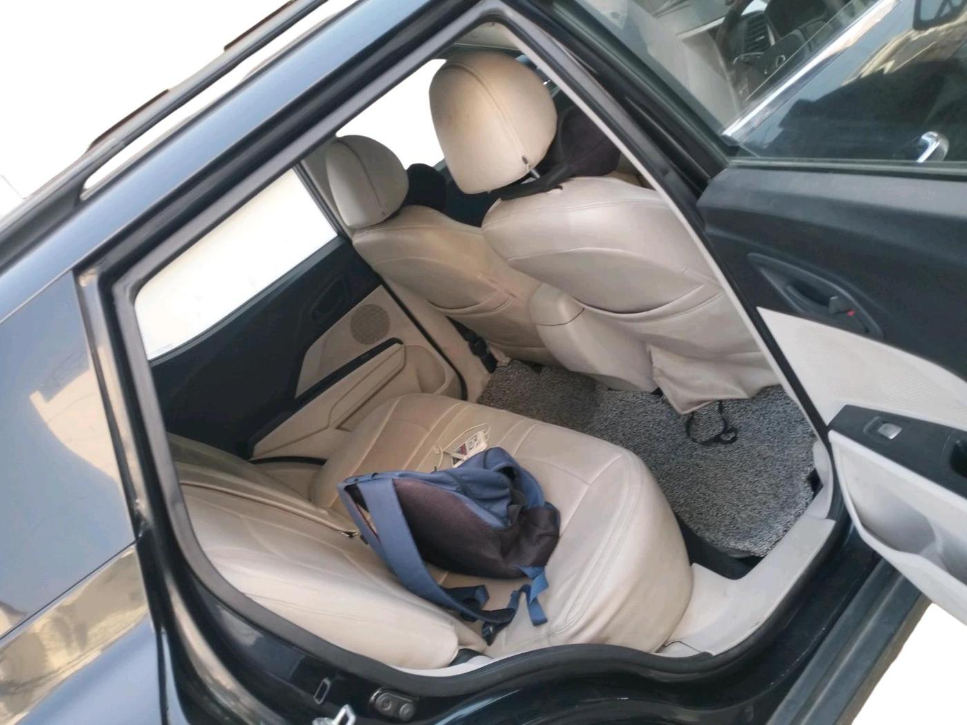 2020 Mahindra XUV300 W6 1.5 DIESEL, Diesel, Manual, 1,08,626 km, interior