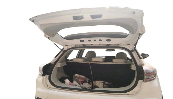 2024 Mahindra XUV400 EL Pro 39.4 KWH Dual Tone, Electric, Automatic, 45,000 km, exterior