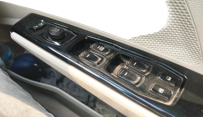 2024 Mahindra XUV400 EL Pro 39.4 KWH Dual Tone, Electric, Automatic, 45,000 km, interior