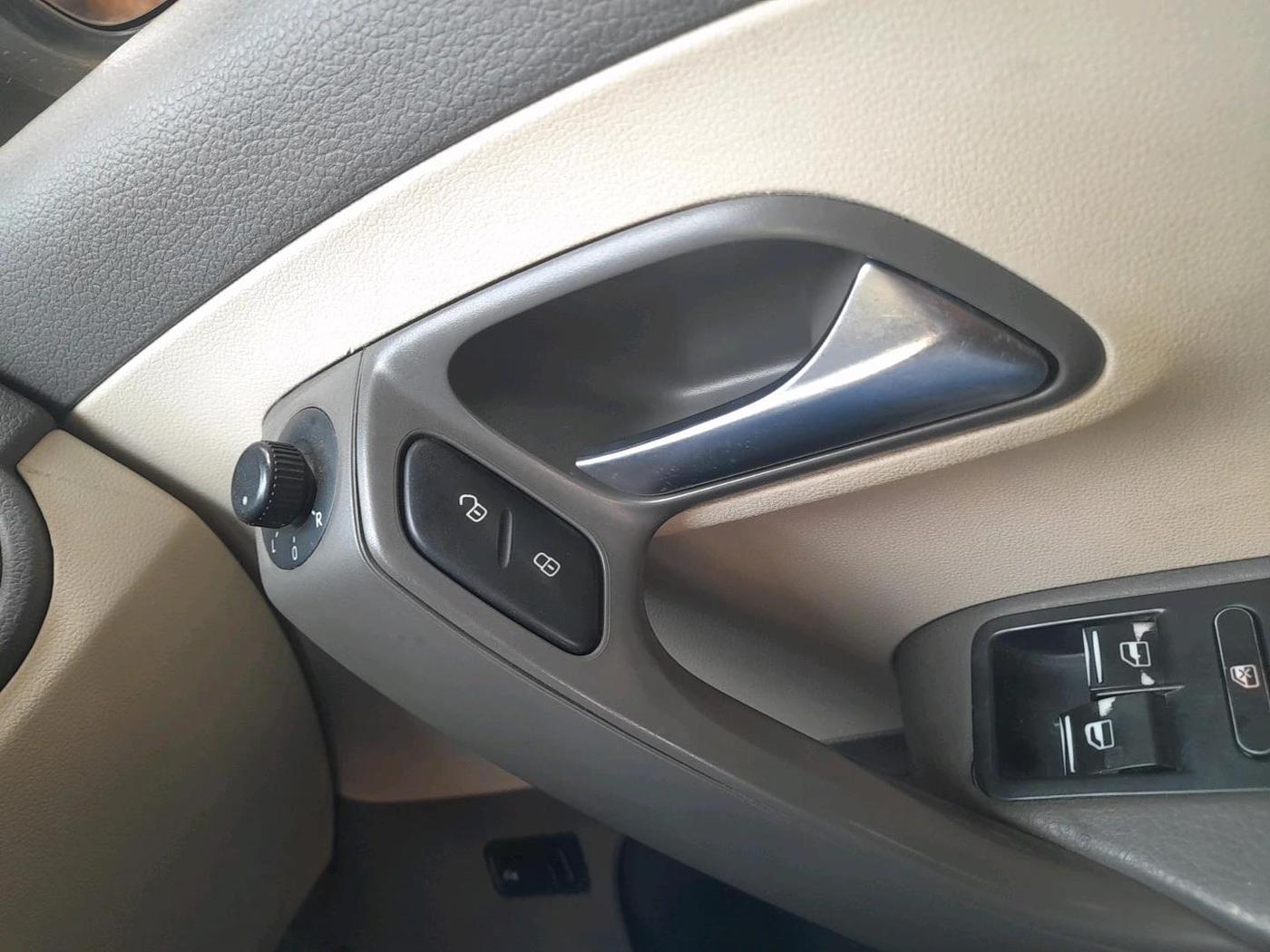 2013 Volkswagen Vento HIGHLINE DIESEL 1.6, Diesel, Manual, 1,07,710 km, interior
