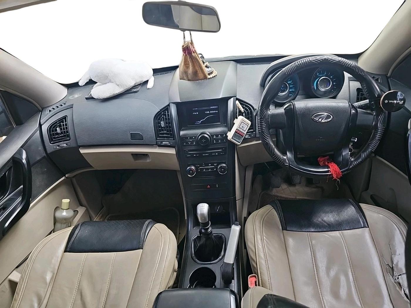 2017 Mahindra XUV500 W4 1.99, Diesel, Manual, 1,17,472 km, interior