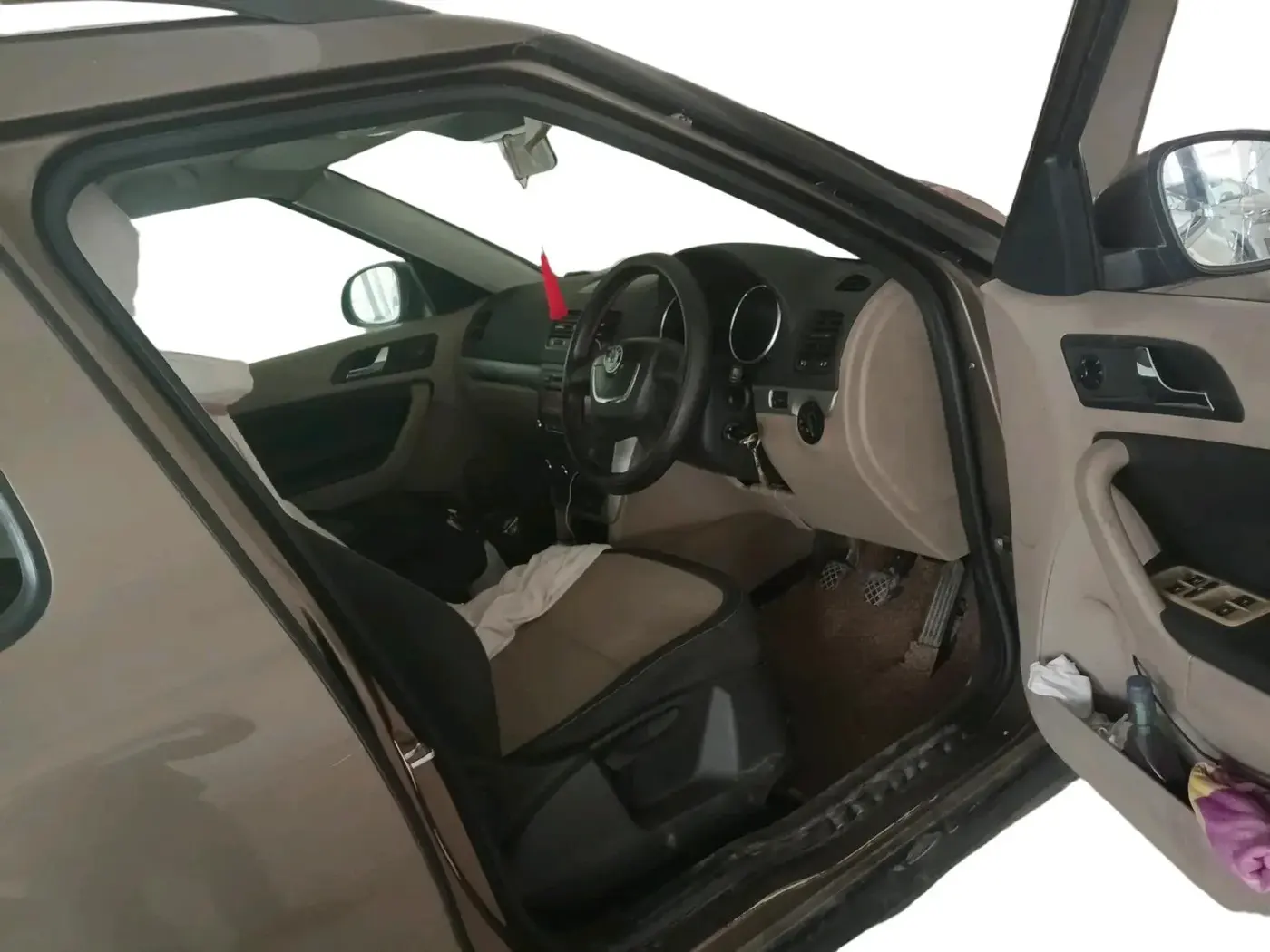 2013 Skoda Yeti ACTIVE 2.0 TDI CR 4X2, Diesel, Manual, 1,01,761 km, interior