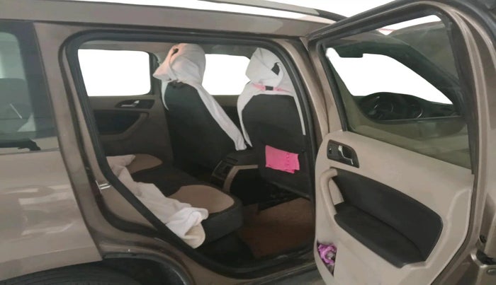 2013 Skoda Yeti ACTIVE 2.0 TDI CR 4X2, Diesel, Manual, 1,00,695 km, interior