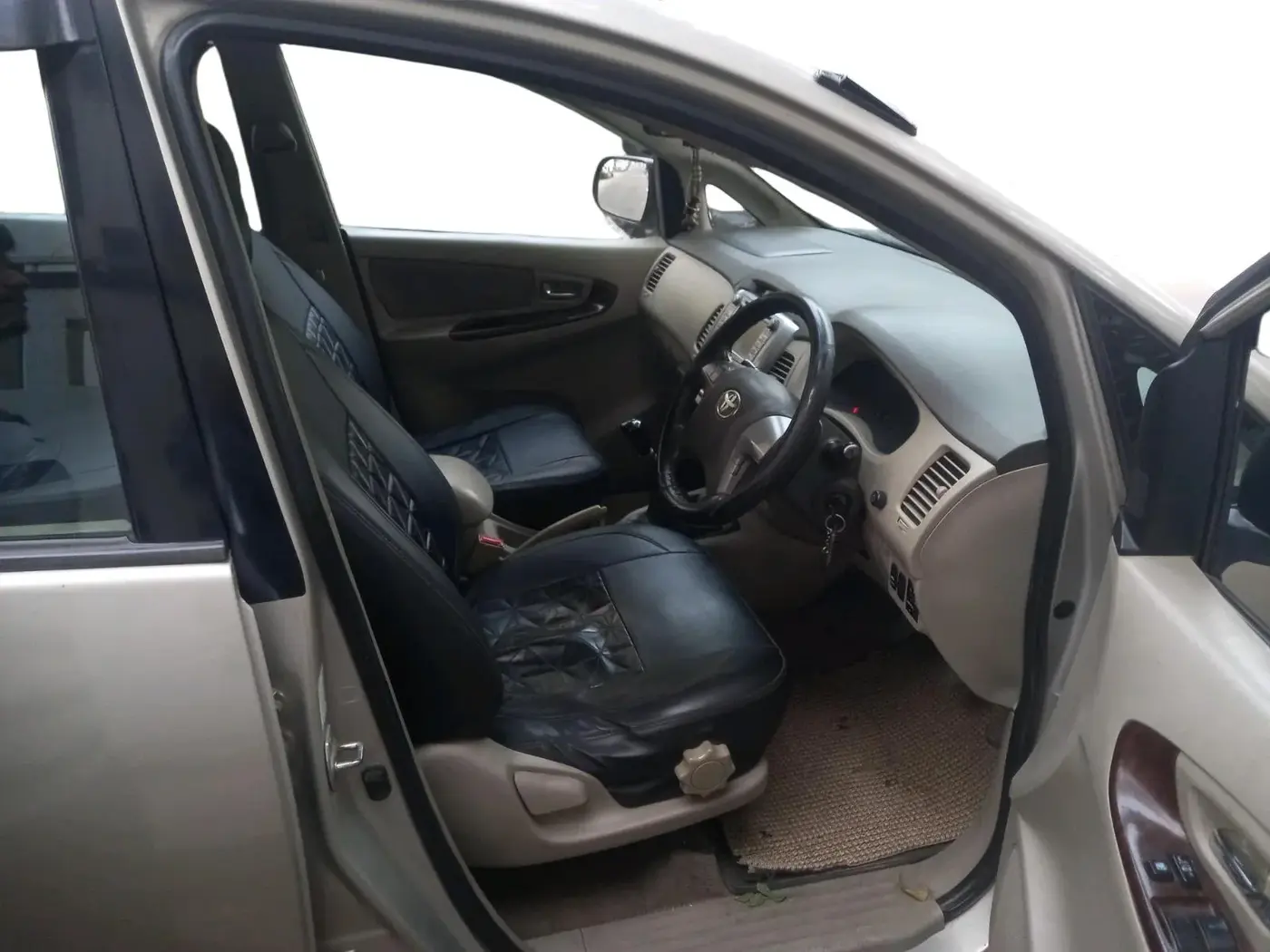 2013 Toyota Innova 2.5 VX 7 STR, Diesel, Manual, 2,67,133 km, interior