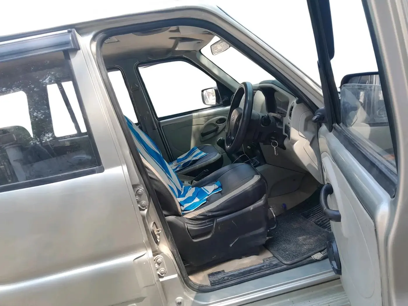 2015 Mahindra Scorpio S4, Diesel, Manual, 49,634 km, interior