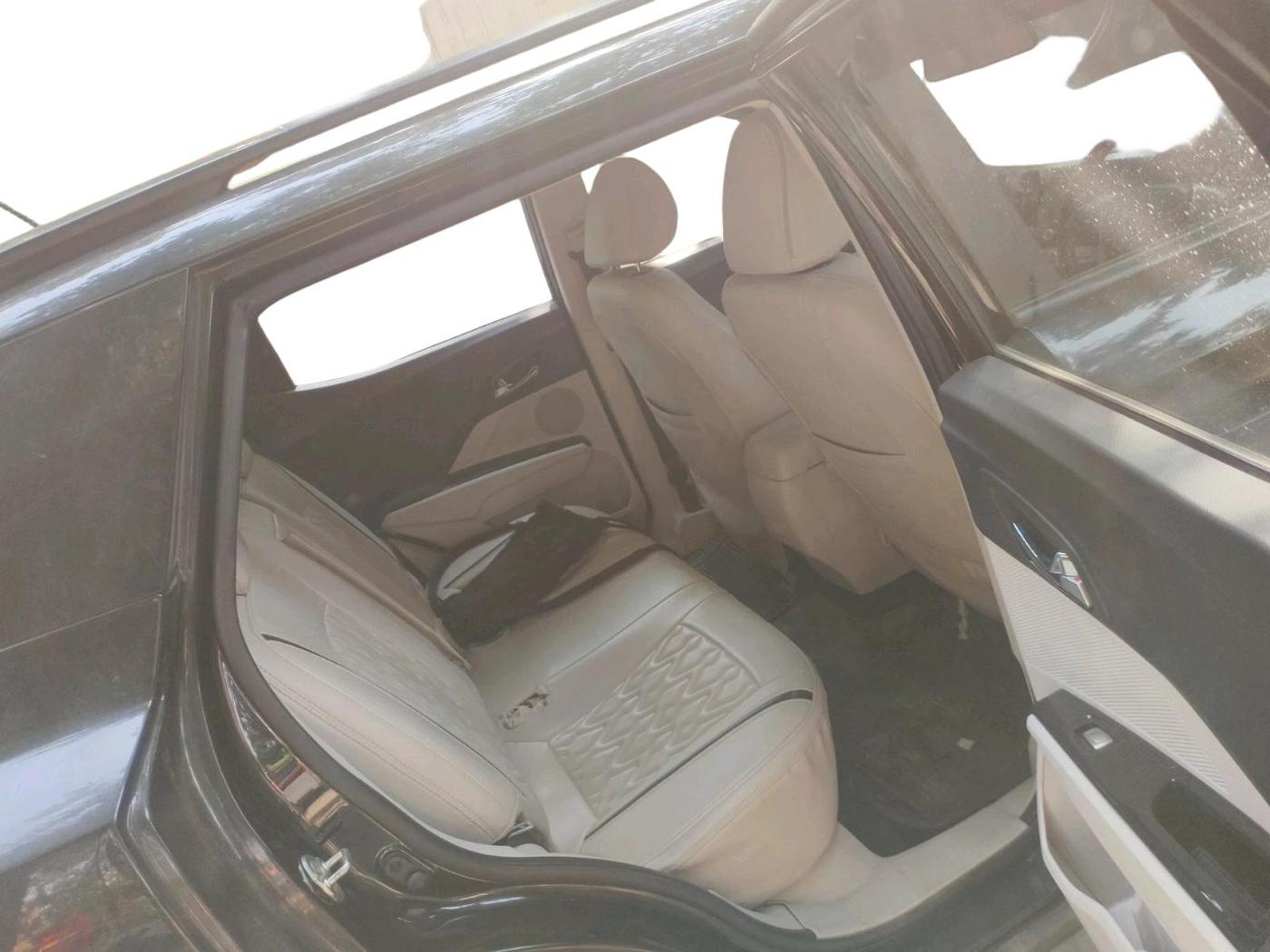 2019 Mahindra XUV300 W8 1.5 DIESEL, Diesel, Manual, 1,02,016 km, interior