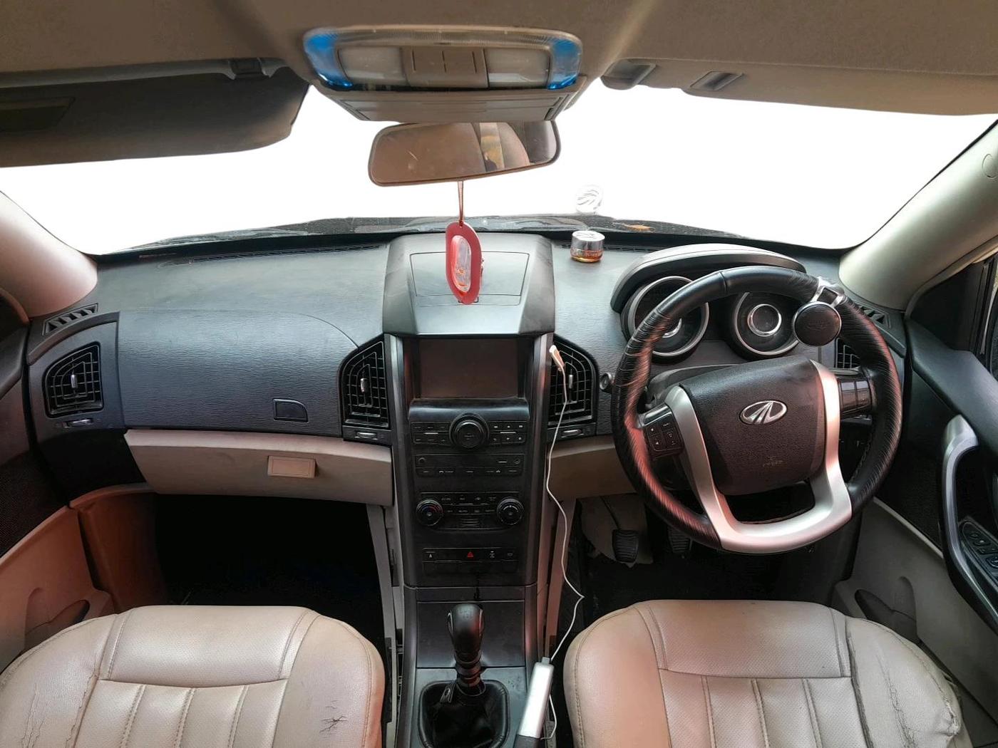 2017 Mahindra XUV500 W6, Diesel, Manual, 1,05,202 km, interior