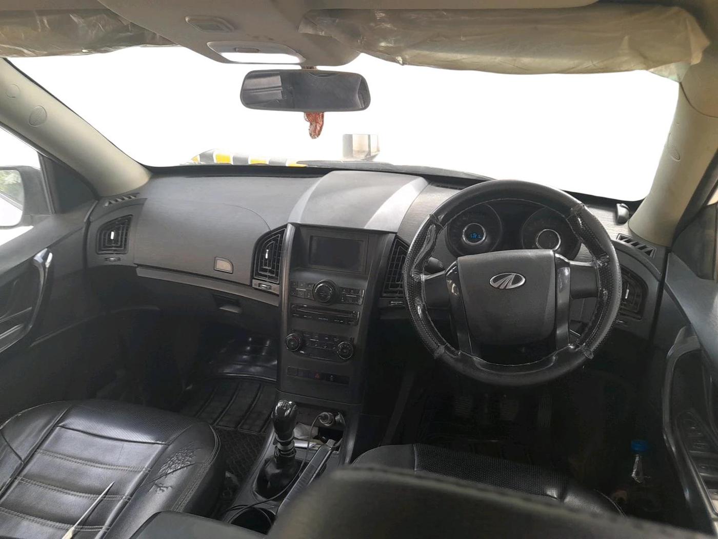 2018 Mahindra XUV500 W5, Diesel, Manual, 1,53,815 km, interior