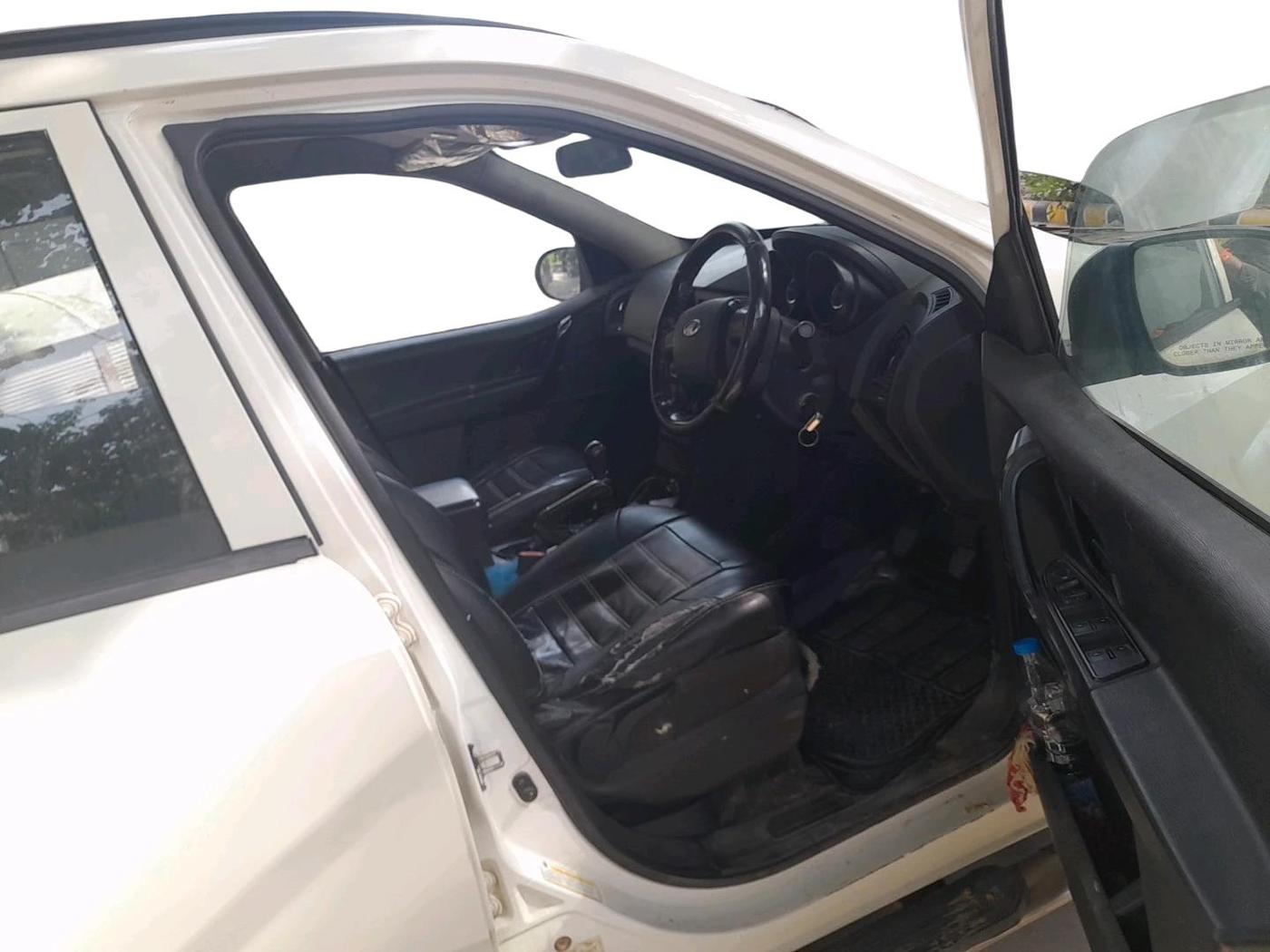 2018 Mahindra XUV500 W5, Diesel, Manual, 1,53,815 km, interior