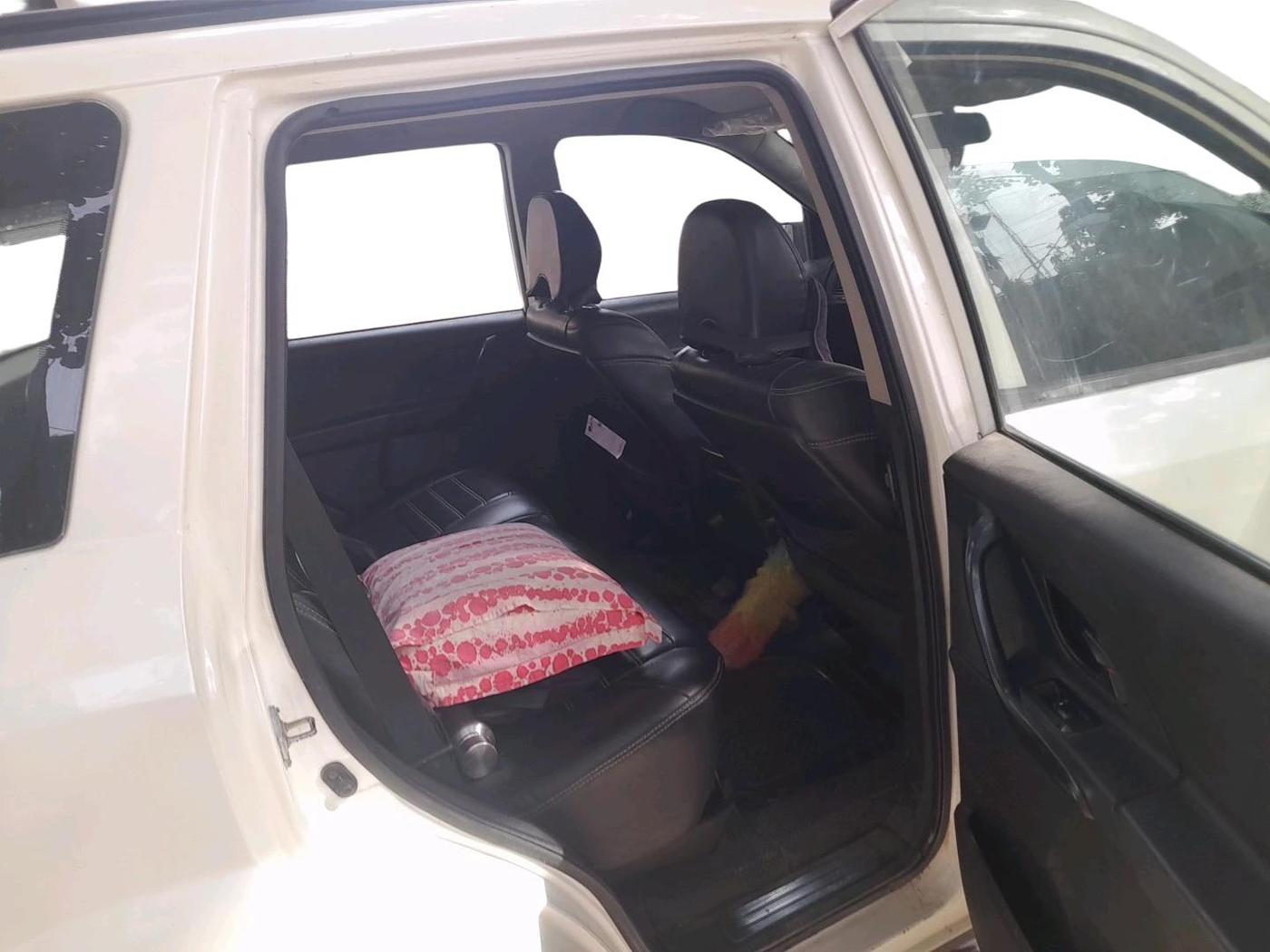 2018 Mahindra XUV500 W5, Diesel, Manual, 1,53,815 km, interior