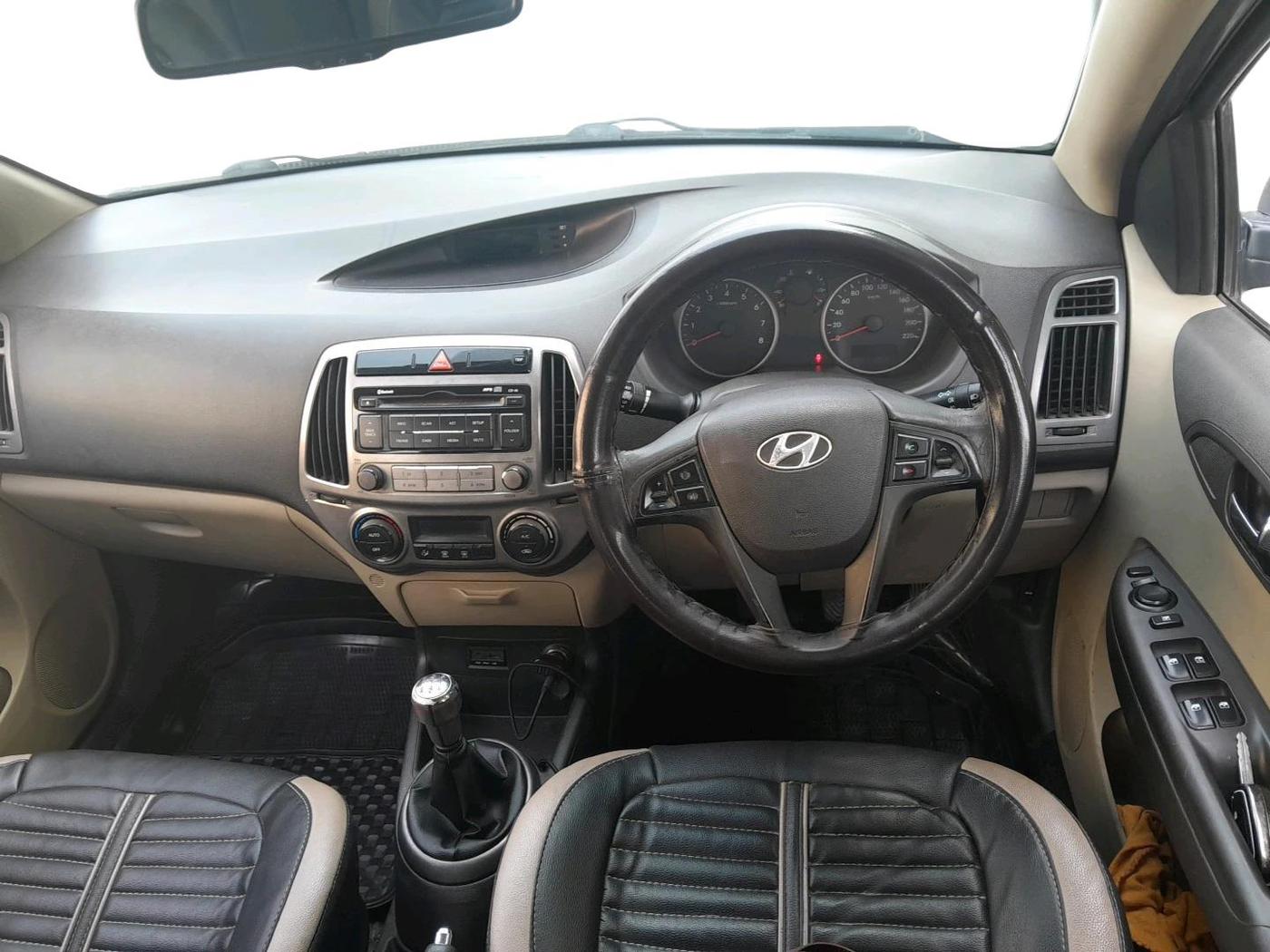 2013 Hyundai i20 SPORTZ 1.2, Petrol, Manual, 1,54,074 km, interior