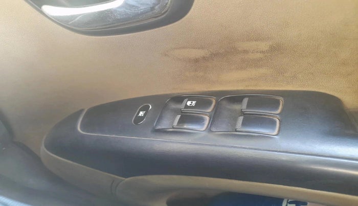 2016 Hyundai i10 SPORTZ 1.1, Petrol, Manual, 3,50,475 km, interior