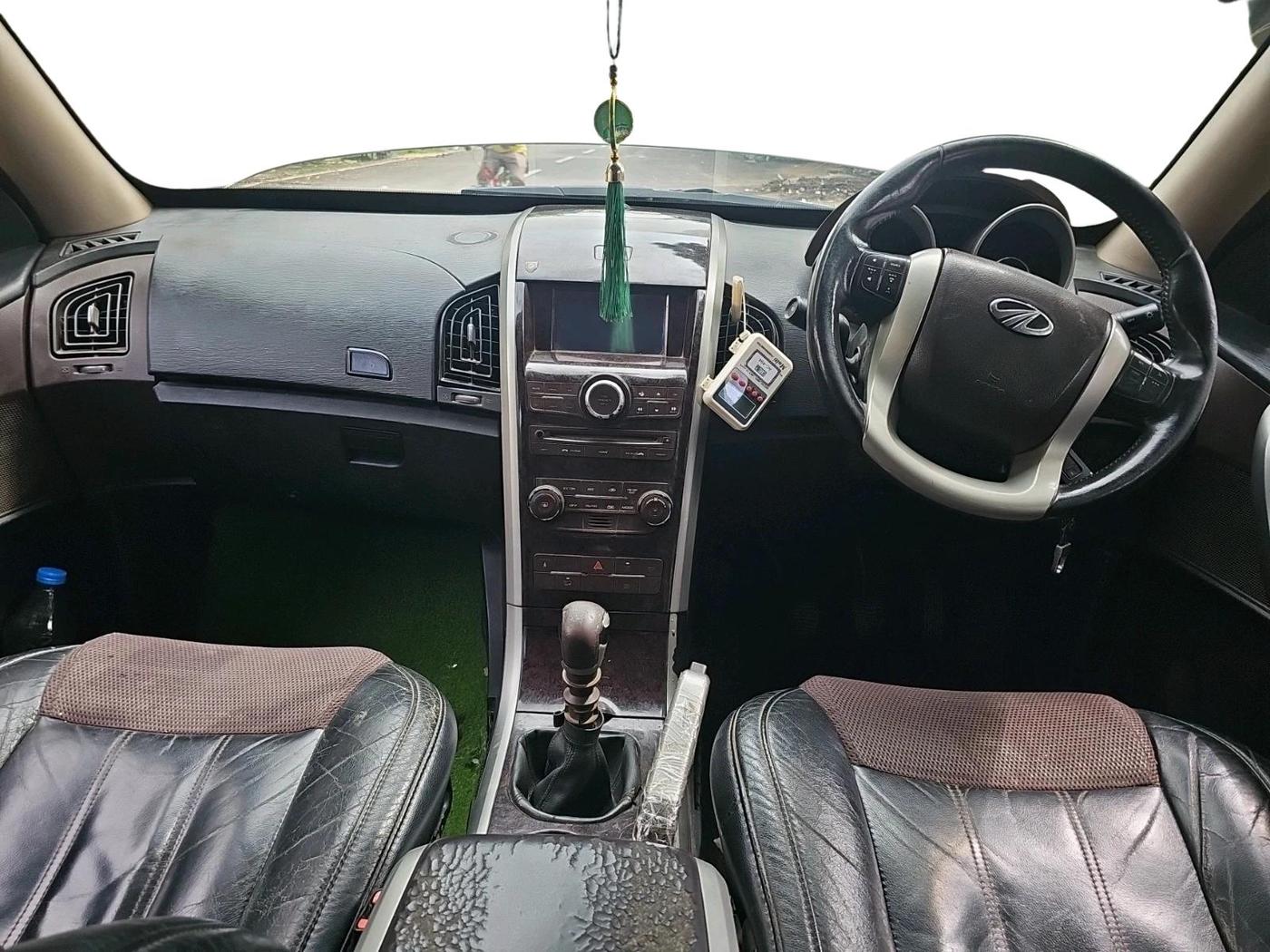 2014 Mahindra XUV500 W8, Diesel, Manual, 2,81,857 km, interior