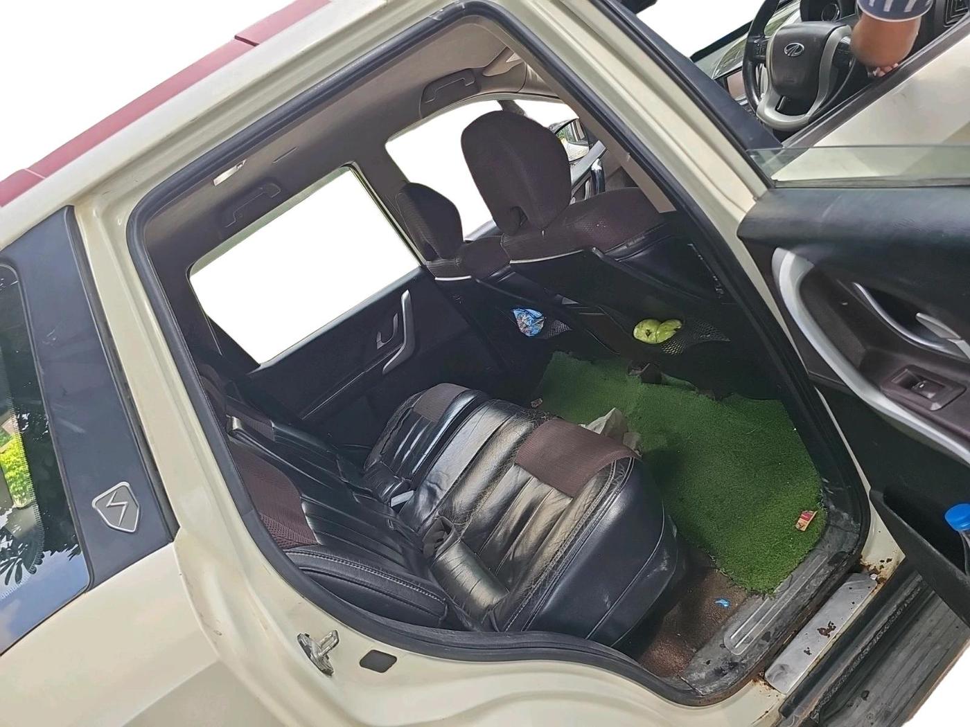 2014 Mahindra XUV500 W8, Diesel, Manual, 2,81,857 km, interior