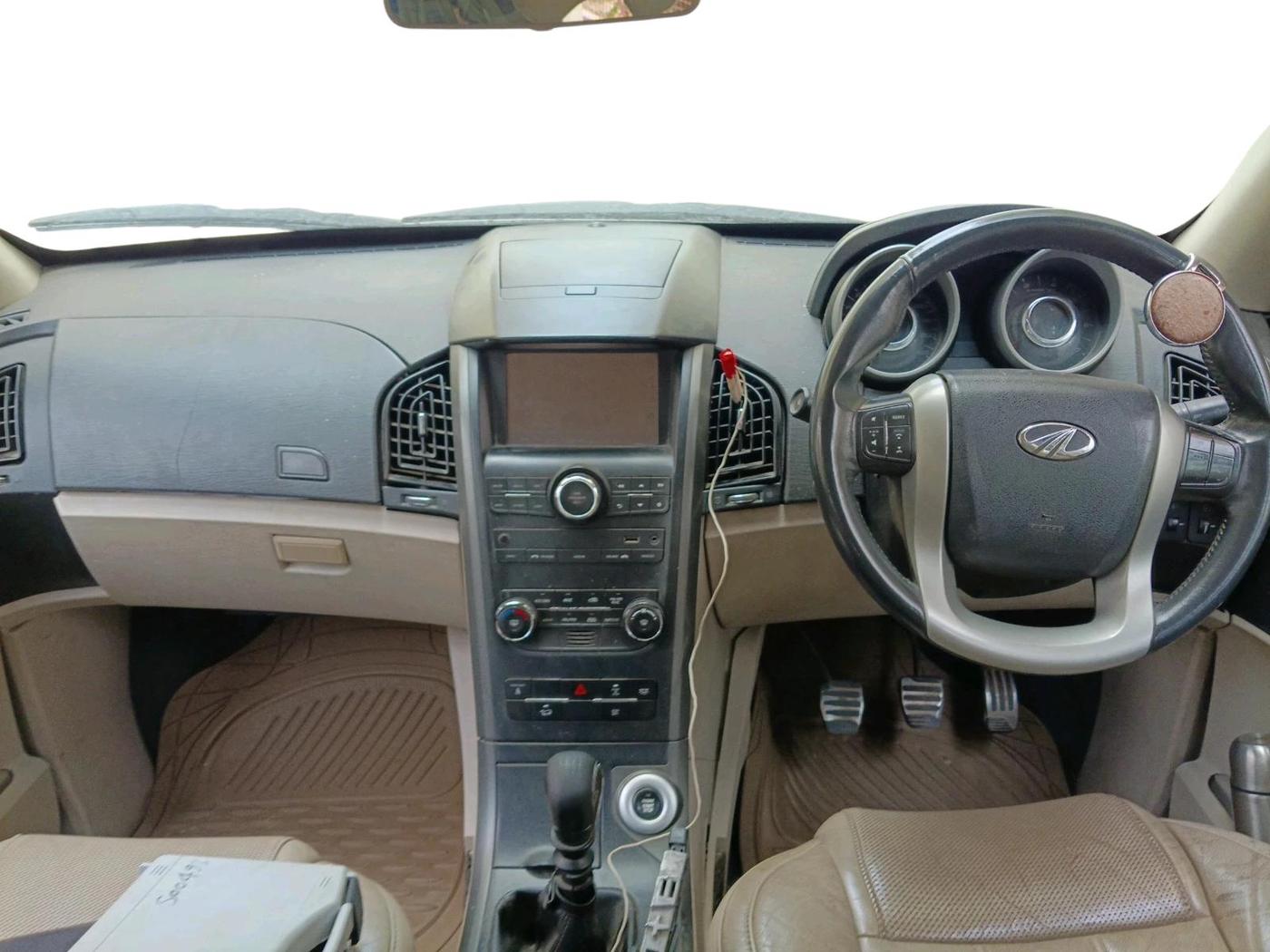 2015 Mahindra XUV500 W10, Diesel, Manual, 2,01,824 km, interior