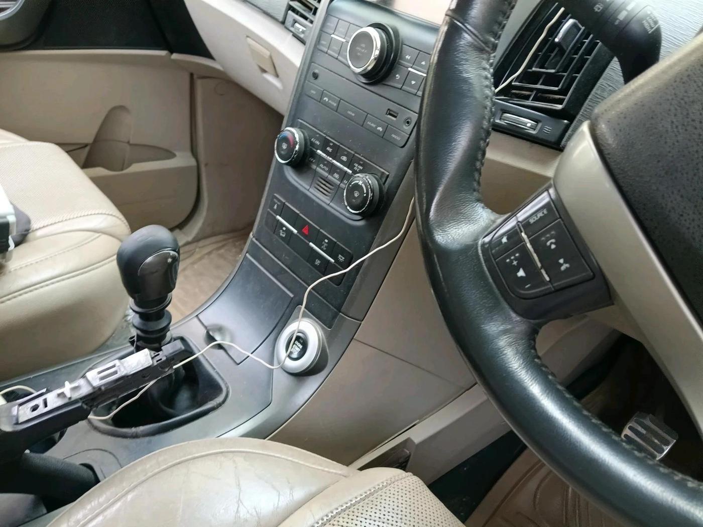 2015 Mahindra XUV500 W10, Diesel, Manual, 2,01,824 km, interior
