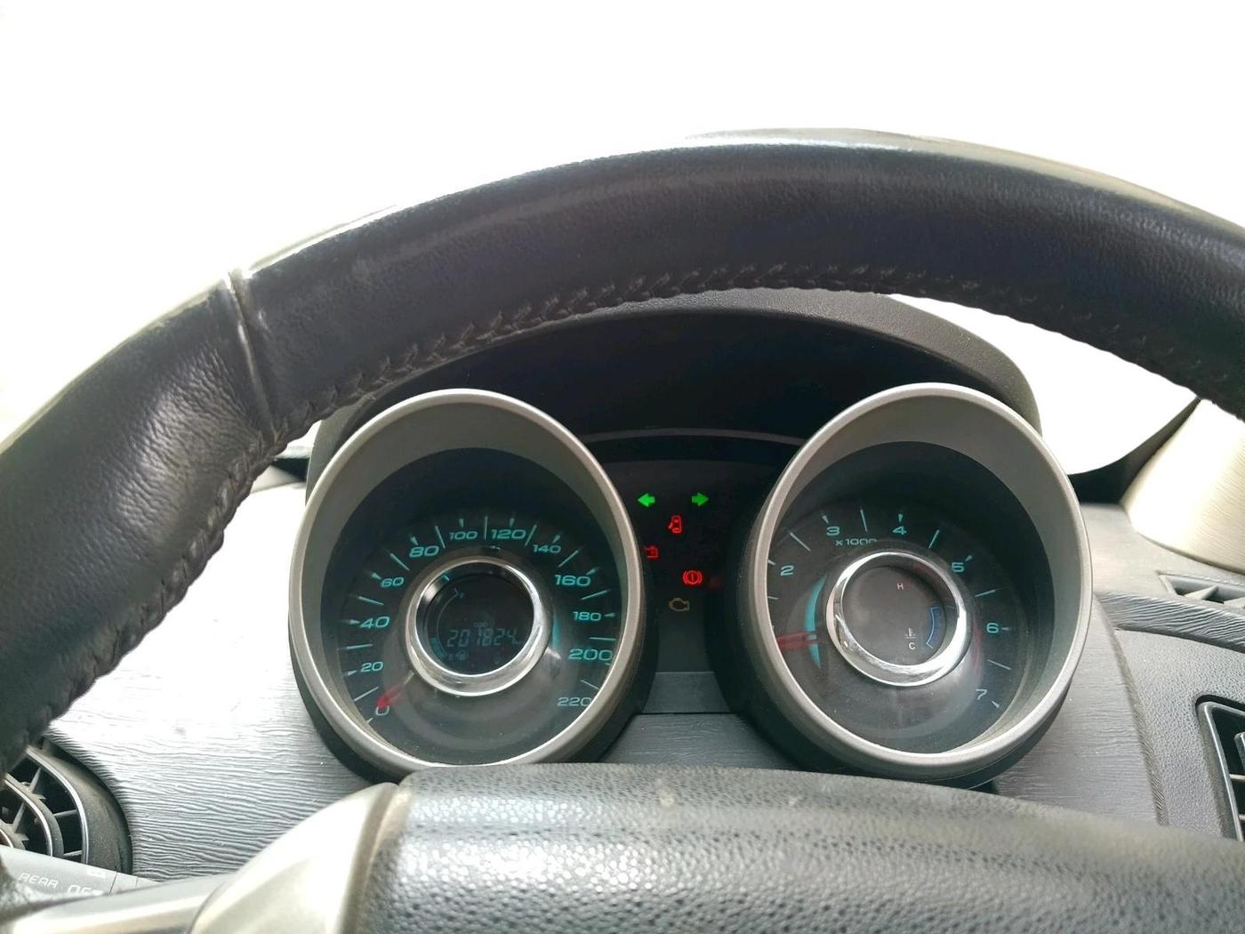 2015 Mahindra XUV500 W10, Diesel, Manual, 2,01,824 km, interior