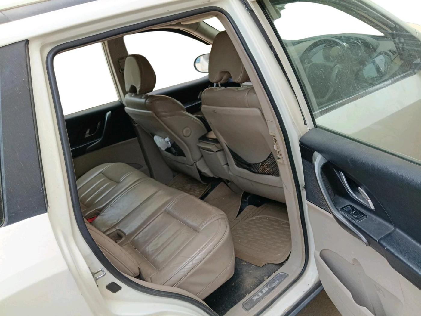 2015 Mahindra XUV500 W10, Diesel, Manual, 2,01,824 km, interior