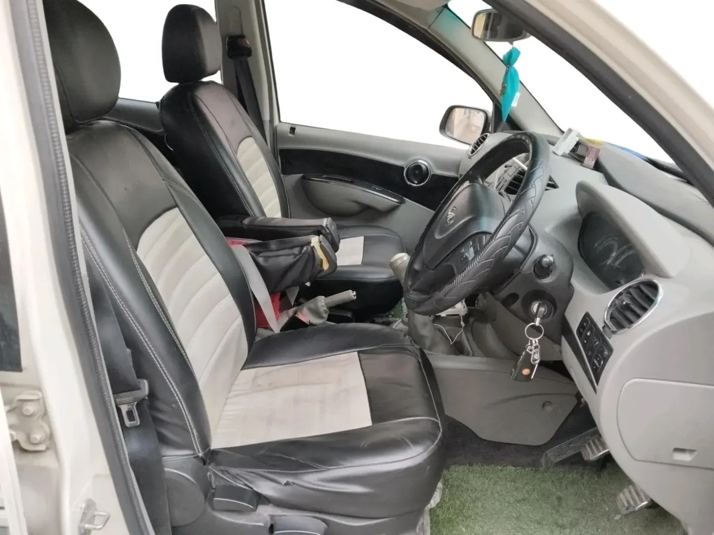 2016 Mahindra NUVOSPORT N8, Diesel, Manual, 1,29,500 km, interior