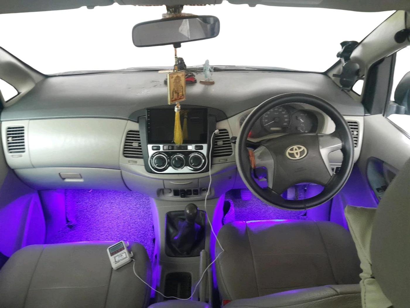 2013 Toyota Innova 2.5 GX 8 STR, Diesel, Manual, 1,90,549 km, interior