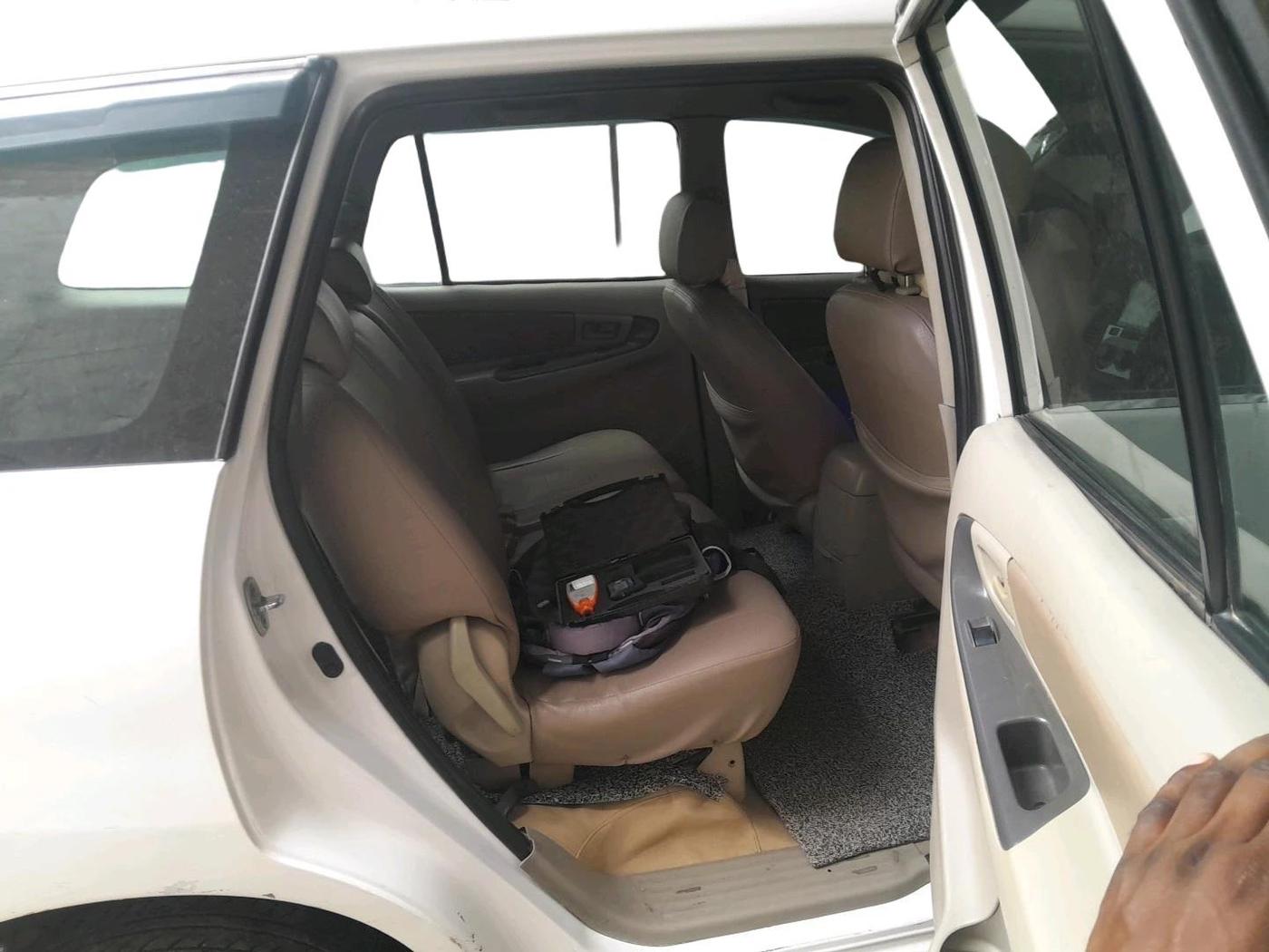 2013 Toyota Innova 2.5 GX 8 STR, Diesel, Manual, 1,90,549 km, interior