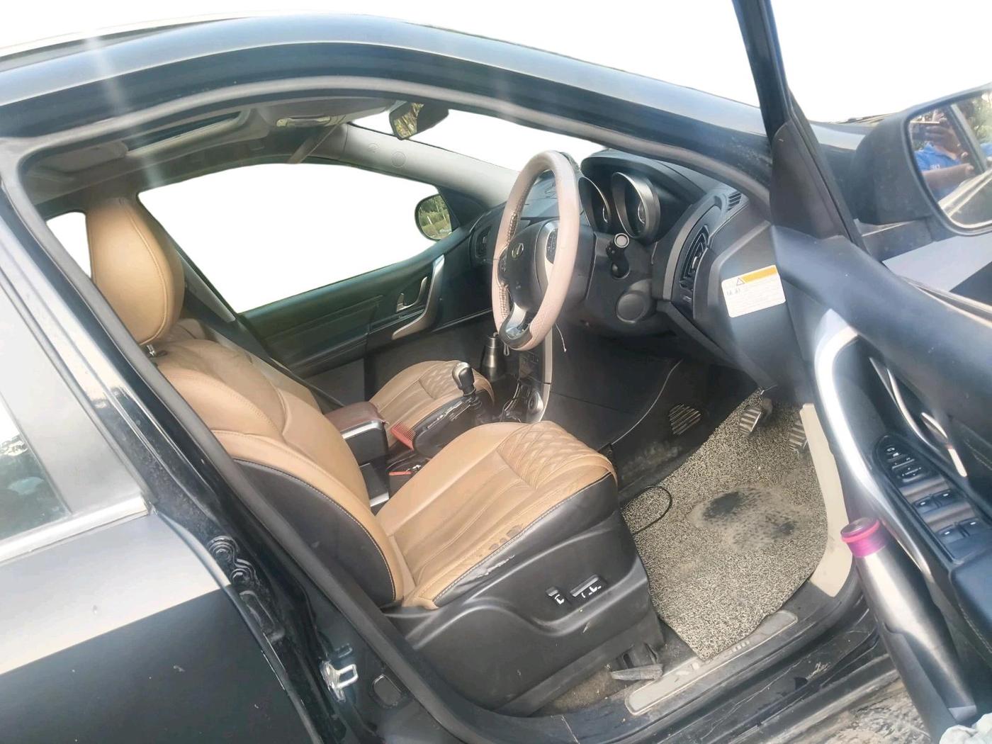 2020 Mahindra XUV500 W11, Diesel, Manual, 94,976 km, interior