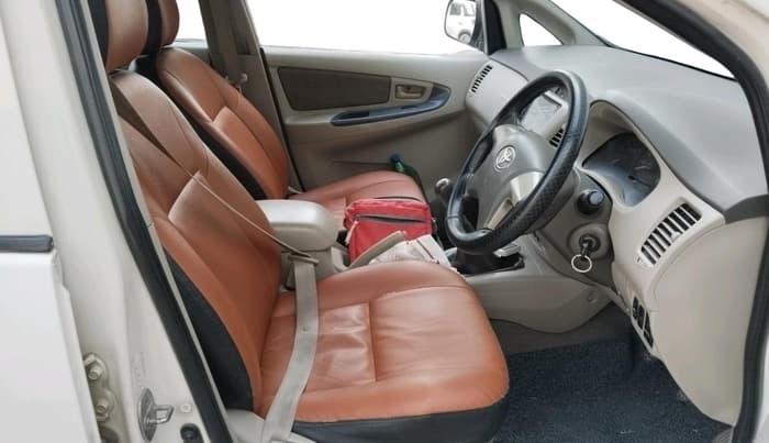 2014 Toyota Innova 2.5 GX 7 STR, Diesel, Manual, 1,44,223 km, interior