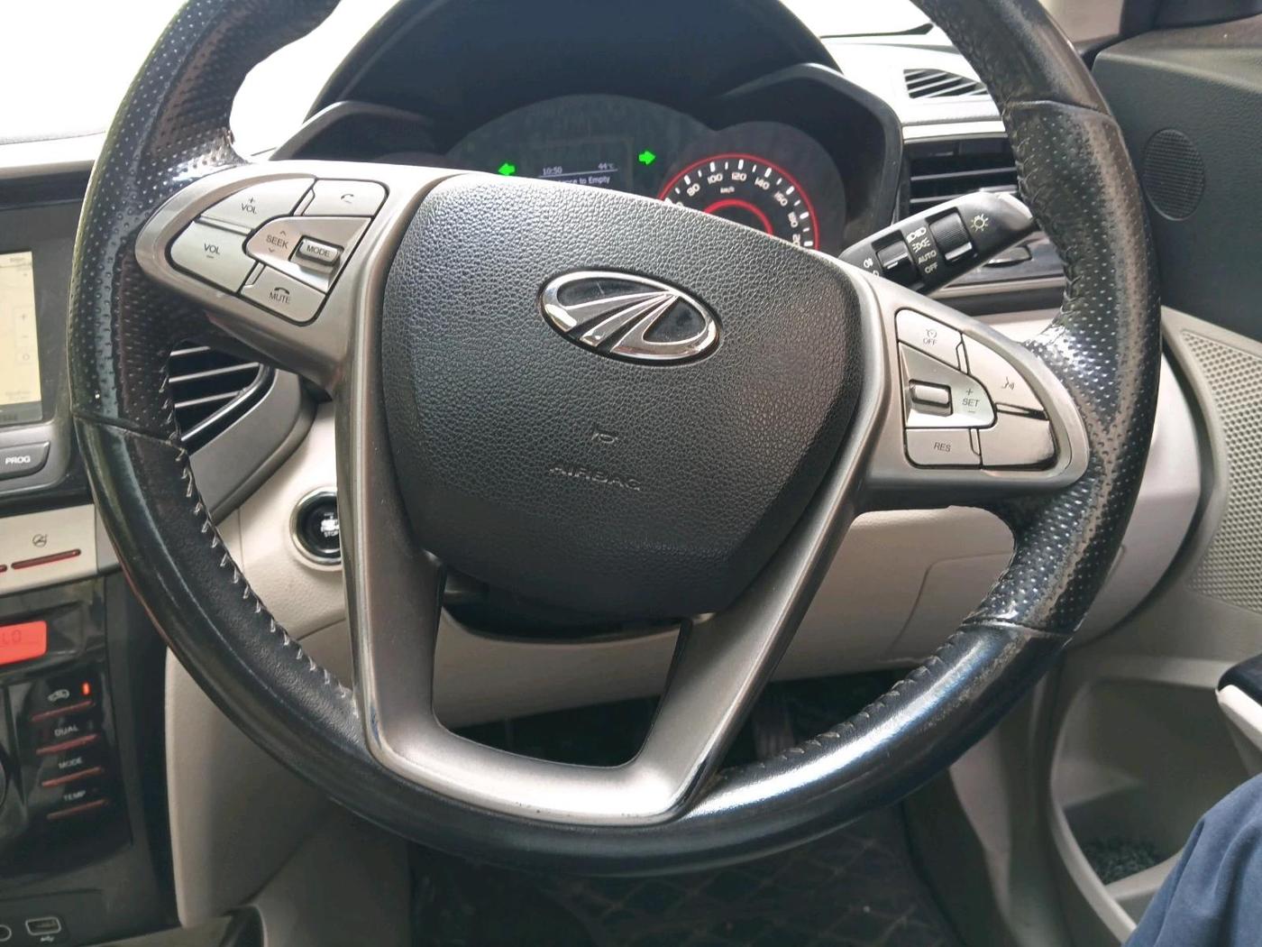 2022 Mahindra XUV300 W8 (O) 1.5 DIESEL, Diesel, Manual, 1,15,656 km, interior