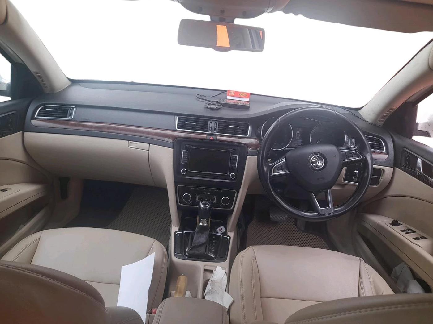 2014 Skoda Superb ELEGANCE 2.0 TDI CR AT, Diesel, Automatic, 1,48,745 km, interior