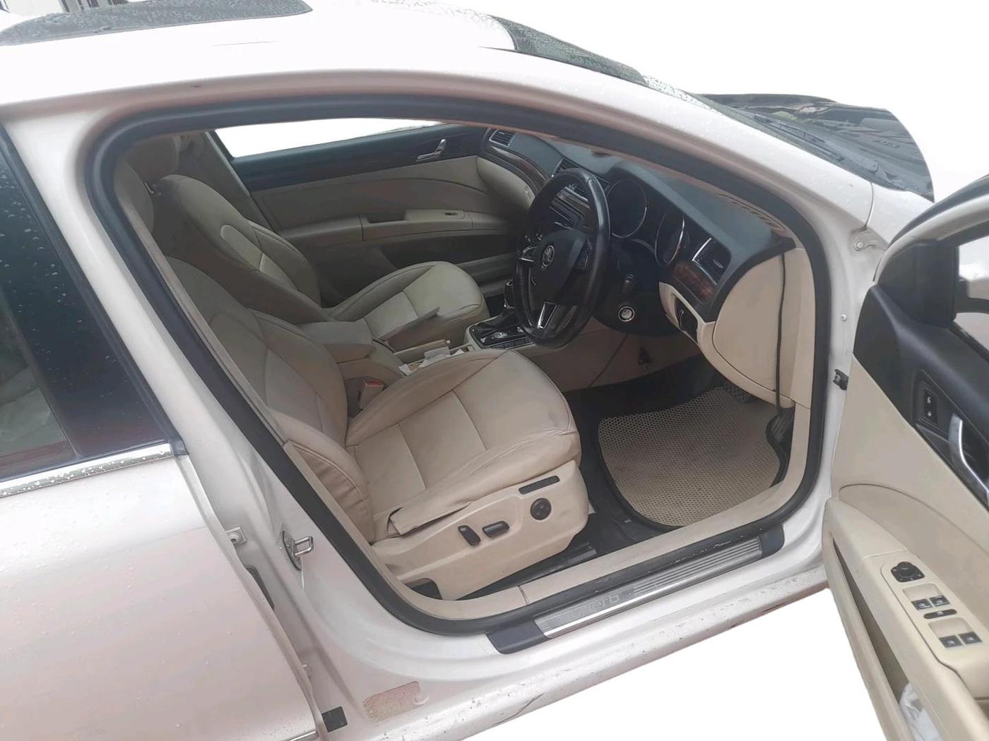 2014 Skoda Superb ELEGANCE 2.0 TDI CR AT, Diesel, Automatic, 1,48,745 km, interior