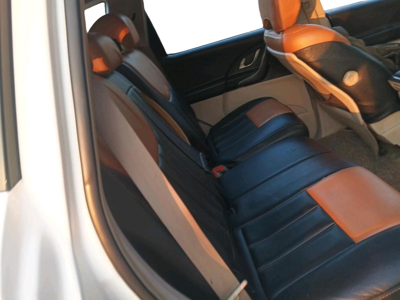 2017 Mahindra XUV500 W6, Diesel, Manual, 1,60,956 km, interior
