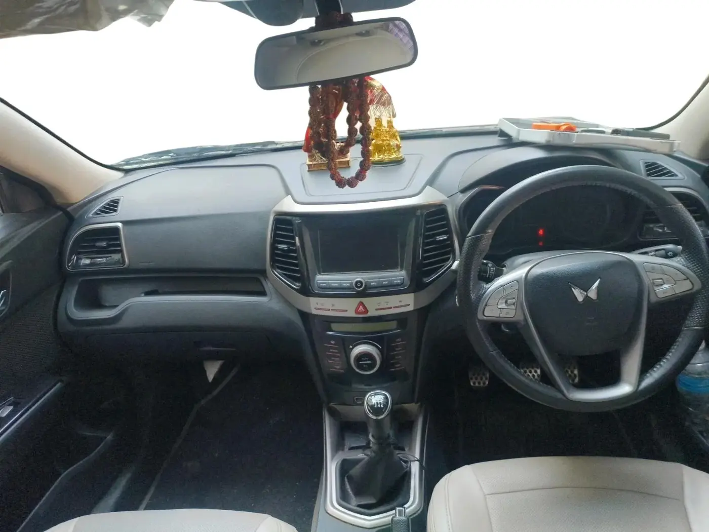 2022 Mahindra XUV300 W8 1.2 PETROL, Petrol, Manual, 54,427 km, interior