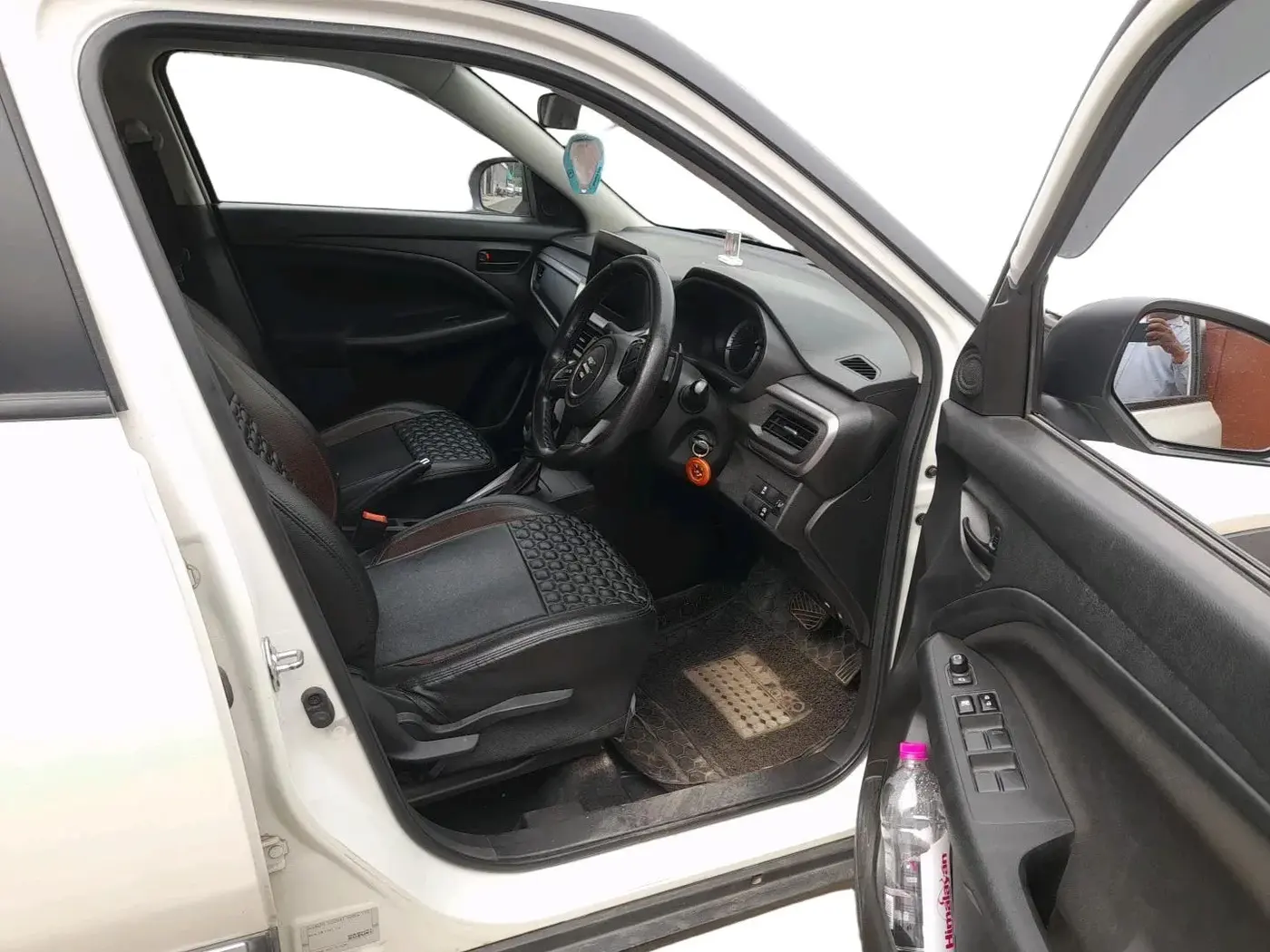 2023 Maruti BREZZA VXI AT SMART HYBRID, Petrol, Automatic, 56,806 km, interior