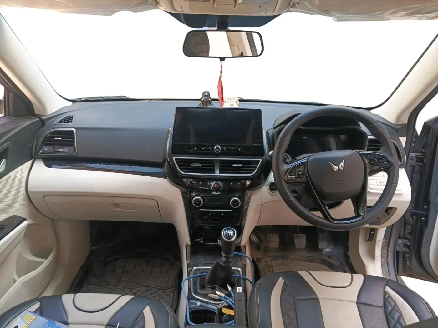 2024 Mahindra XUV 3XO AX5 1.5 Turbo Diesel, Diesel, Manual, 16,445 km, interior