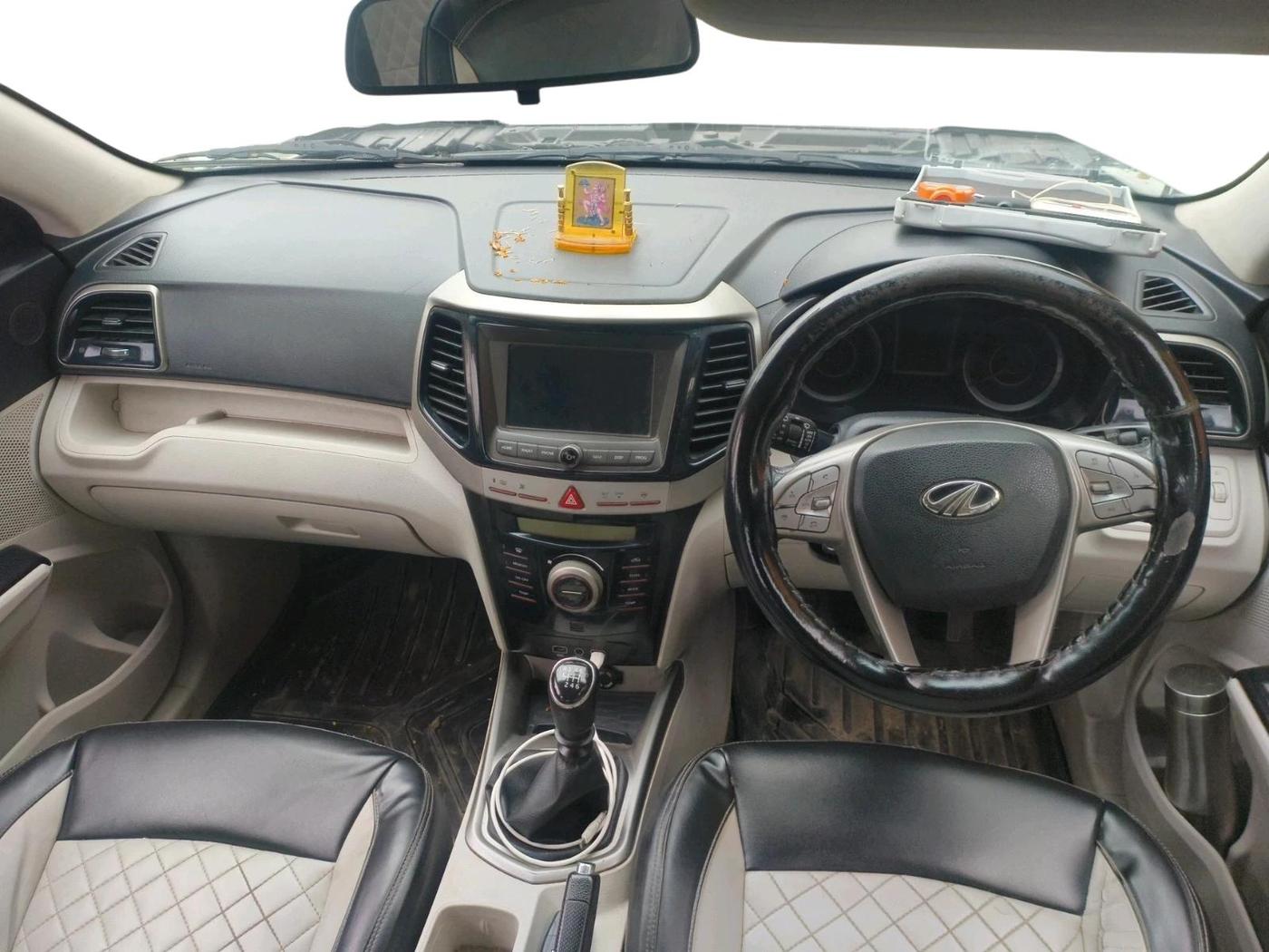 2020 Mahindra XUV300 W8 1.5 DIESEL, Diesel, Manual, 2,09,501 km, interior