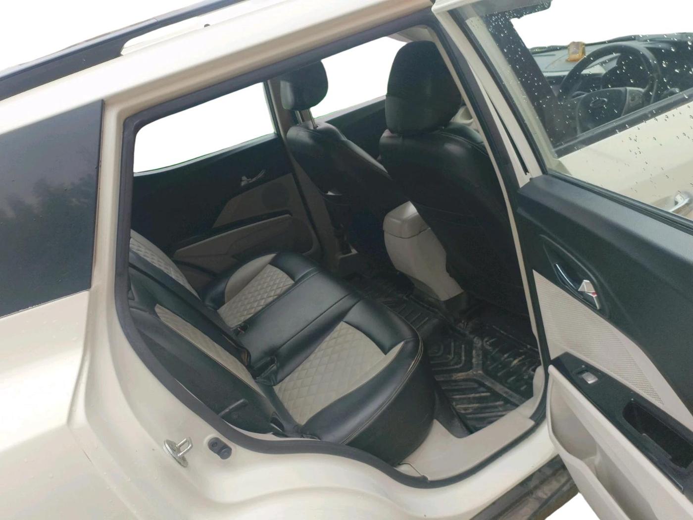 2020 Mahindra XUV300 W8 1.5 DIESEL, Diesel, Manual, 2,09,501 km, interior