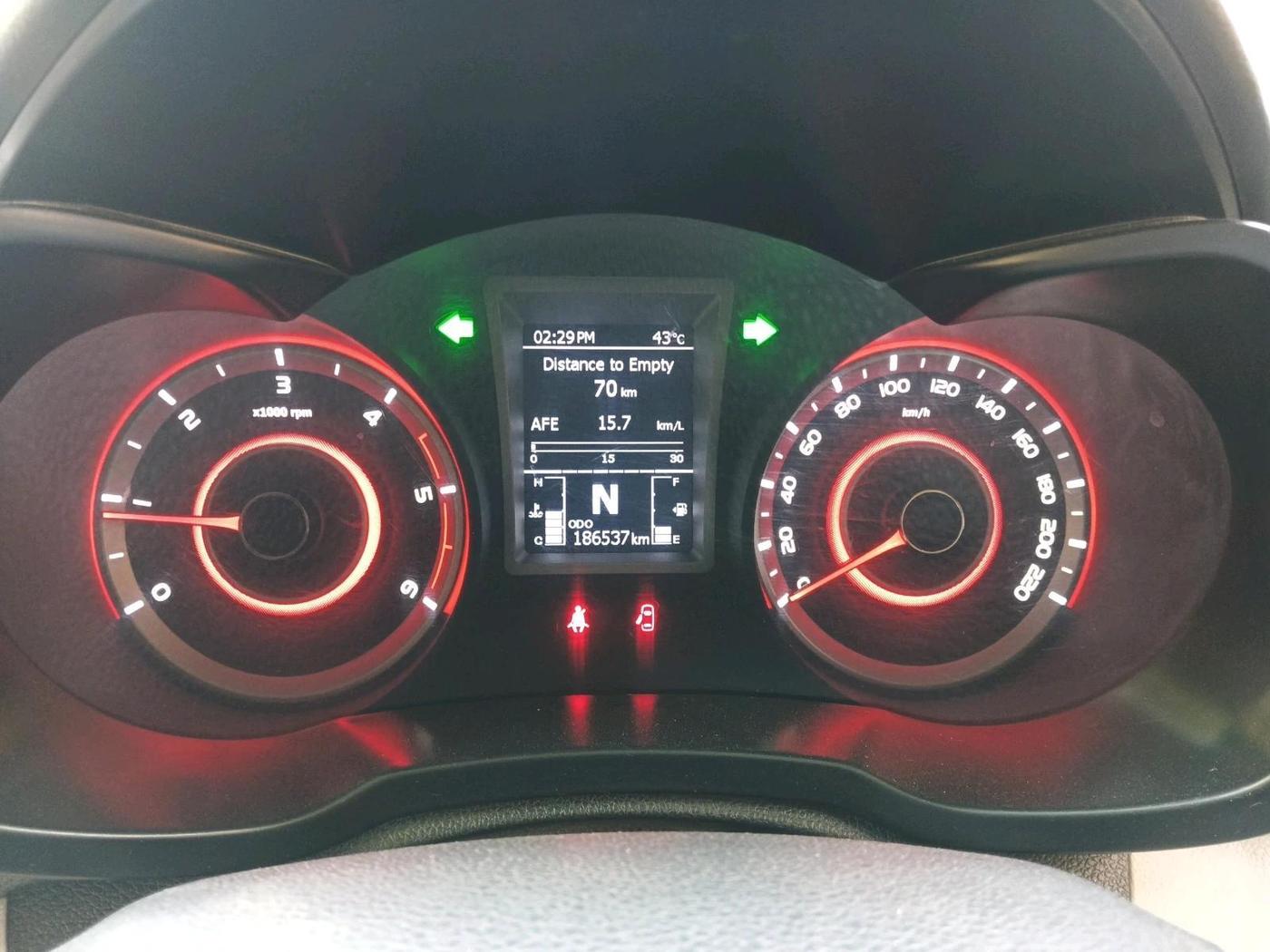 2021 Mahindra XUV300 W8 (O) 1.5 DIESEL, Diesel, Manual, 1,86,537 km, interior