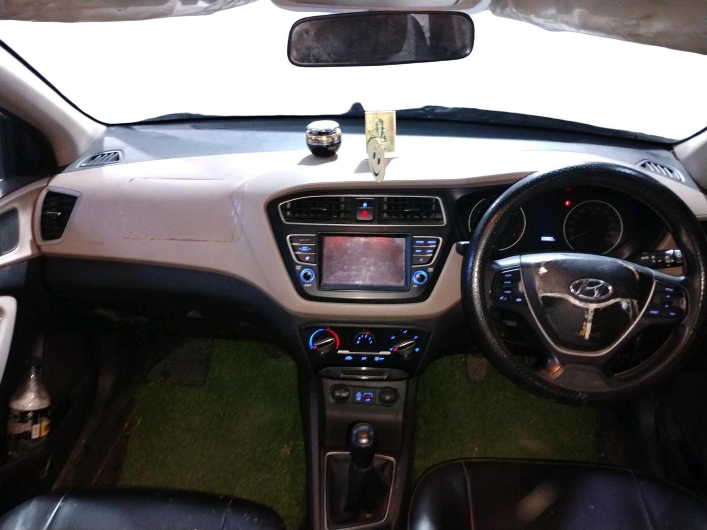2019 Hyundai Elite i20 SPORTZ PLUS 1.2, CNG, Manual, 3,30,120 km, interior