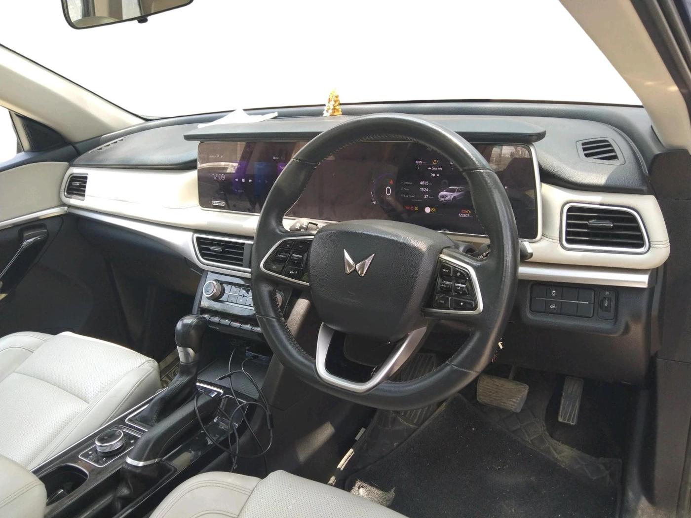 2022 Mahindra XUV700 AX 7 P AT 7 STR, Petrol, Automatic, 1,25,178 km, interior