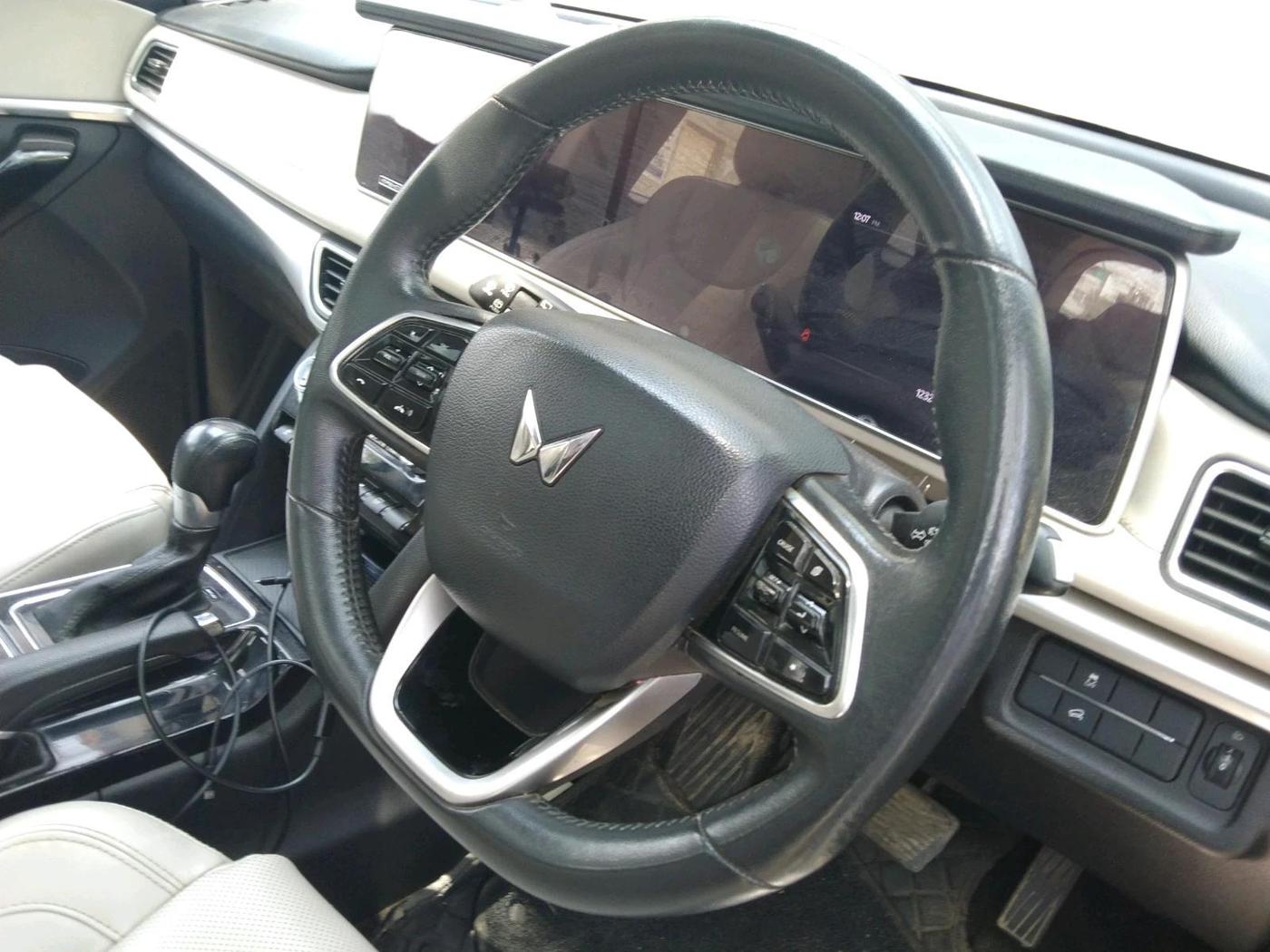 2022 Mahindra XUV700 AX 7 P AT 7 STR, Petrol, Automatic, 1,25,178 km, interior