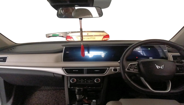 2022 Mahindra XUV700 AX 7 P AT 7 STR, Petrol, Automatic, 80,789 km, interior