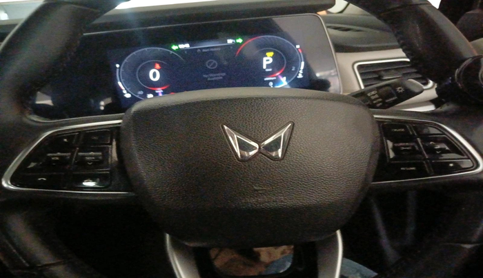 2022 Mahindra XUV700 AX 7 P AT 7 STR, Petrol, Automatic, 80,789 km, interior