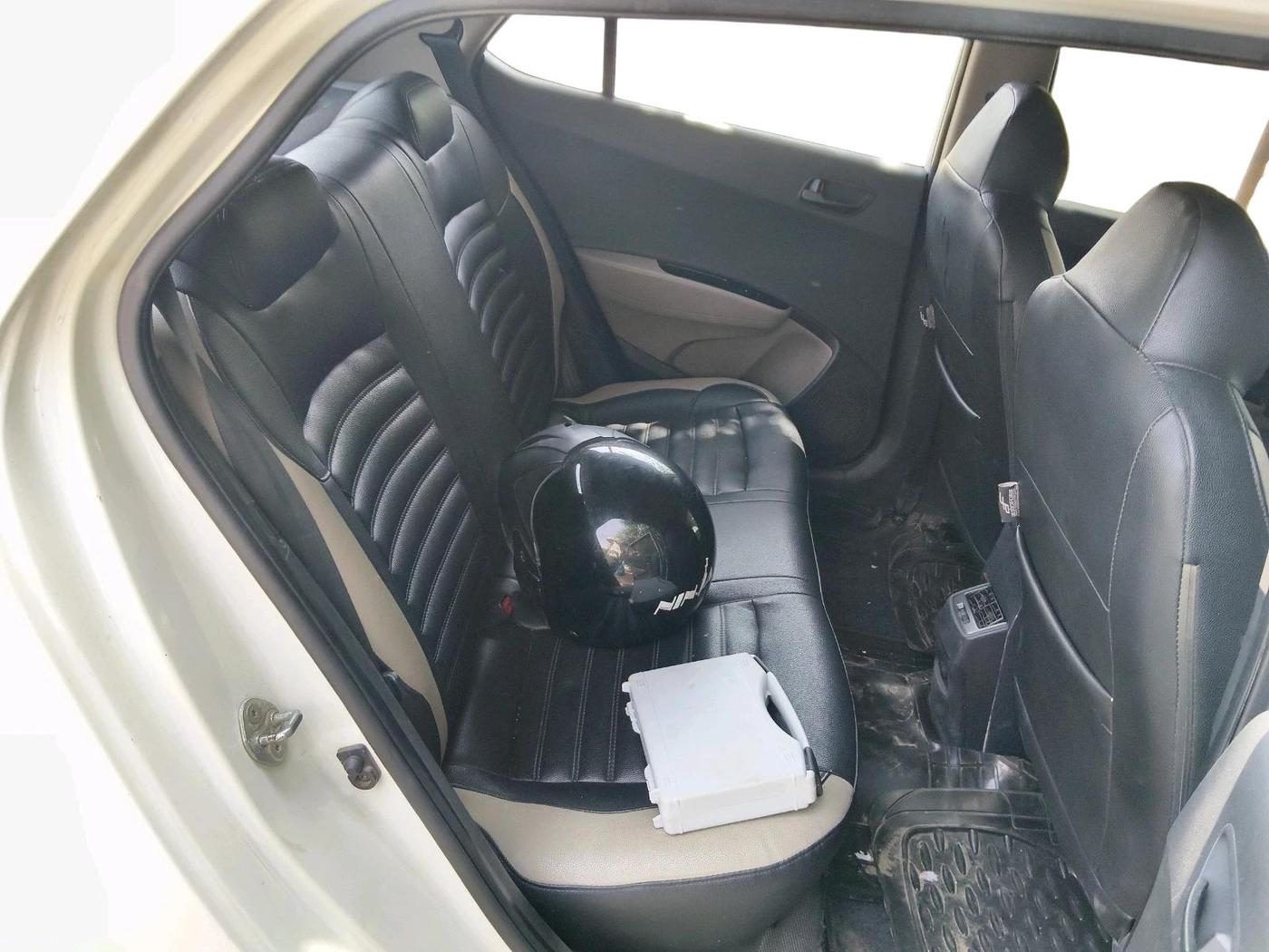 2015 Hyundai Grand i10 MAGNA 1.1 CRDI, Diesel, Manual, 1,05,757 km, interior