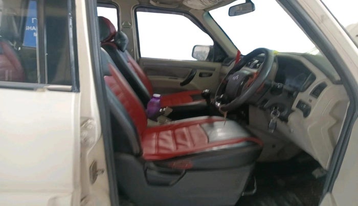 2016 Mahindra Scorpio S4 PLUS, Diesel, Manual, 93,776 km, interior