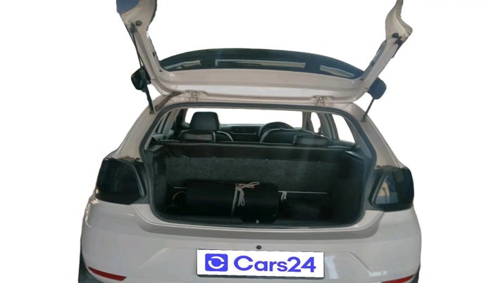 2016 Volkswagen Polo COMFORTLINE 1.2L, Petrol, Manual, 1,23,877 km, exterior