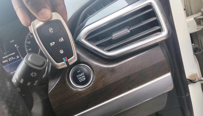 2019 Tata Harrier XZ 2.0L, Diesel, Manual, 1,19,988 km, interior