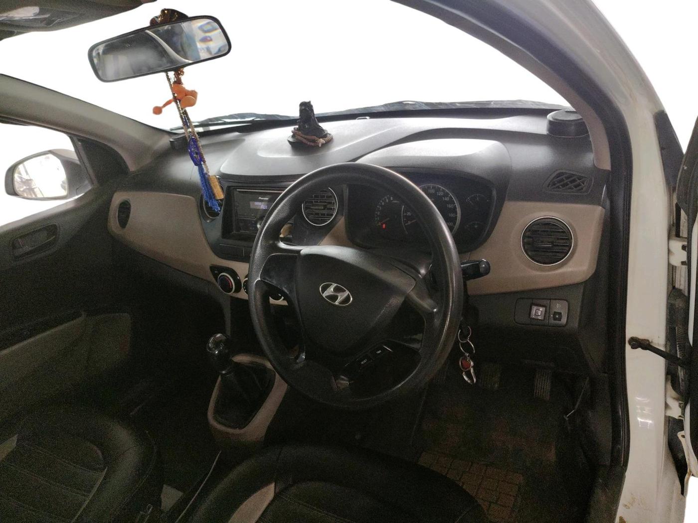2014 Hyundai Grand i10 MAGNA 1.2 KAPPA VTVT, CNG, Manual, 1,02,084 km, interior
