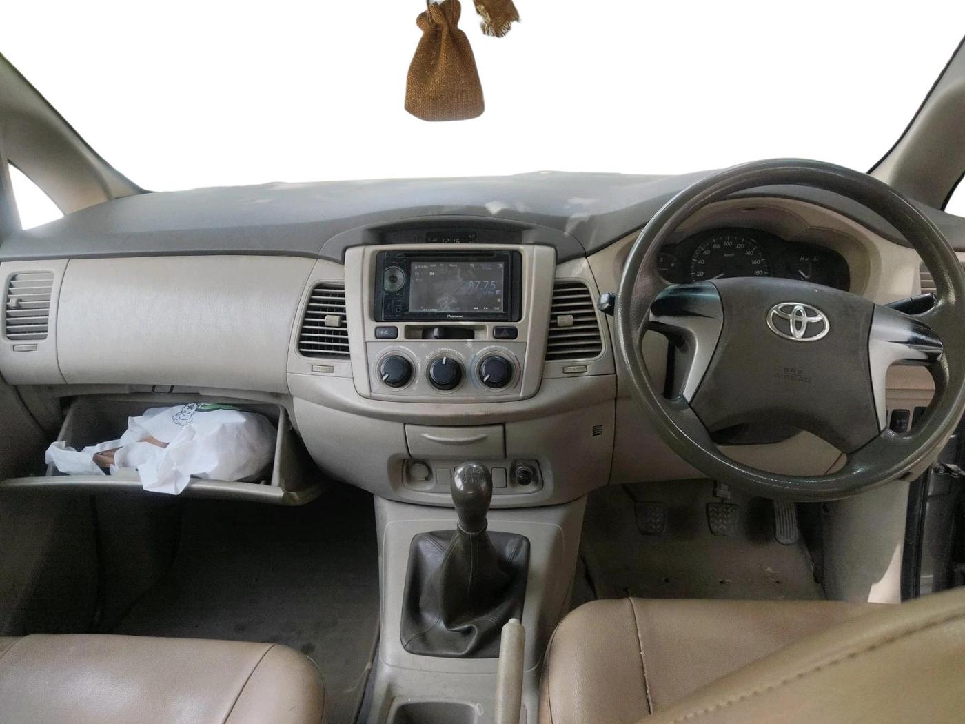 2012 Toyota Innova GX 2.5 8 STR, Diesel, Manual, 1,22,293 km, interior