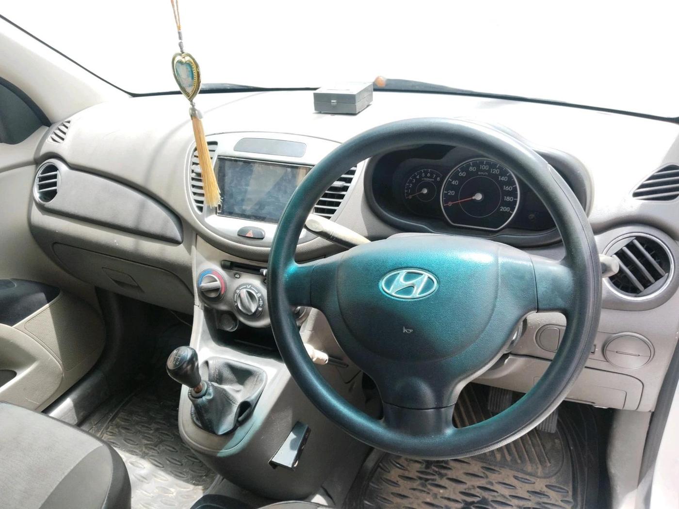 2011 Hyundai i10 MAGNA 1.2, Petrol, Manual, 1,39,354 km, interior