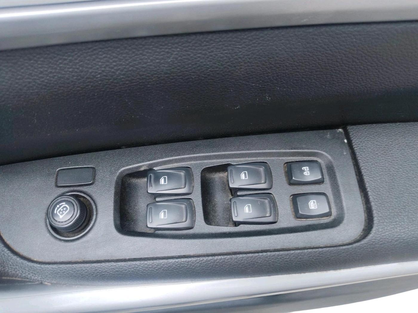 2022 Mahindra XUV700 AX 3 D MT 7 STR, Diesel, Manual, 99,042 km, interior